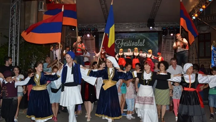 Ce facem în weekend: distracţie pe ritmuri tradiţionale sau petreceri explozive? 