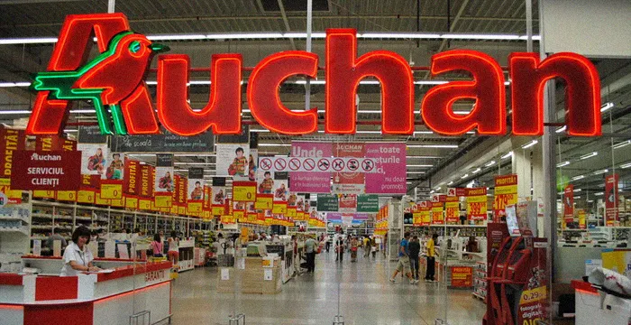 Mai multe magazine Auchan din București ar putea fi închise 6 luni. Foto/Athivă