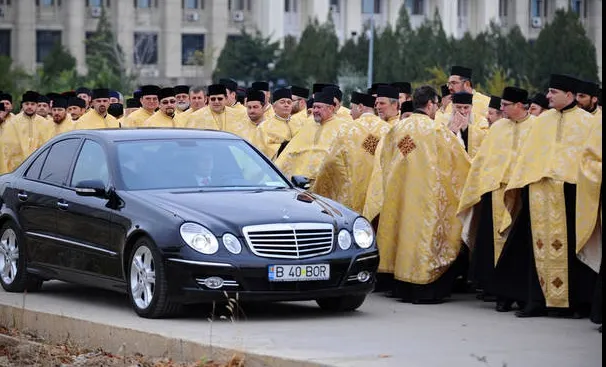 Biserica SRL, o afacere divină. Câți bani se adună într-un an în sutanele Patriarhiei