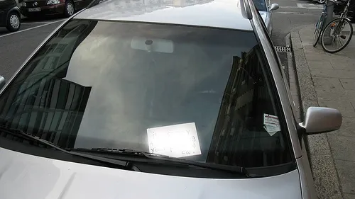 Un șofer a găsit un bilețel jignitor pe parbriz. Ce a răspuns e de-a dreptul amuzant