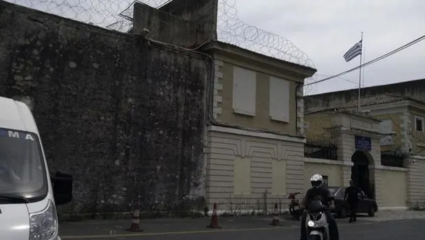 Un câine scos la plimbare de stăpânul său a împiedicat o evadare