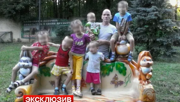 Groaznic! Un bărbat şi-a tocat soţia însărcinată şi toţi copiii cu toporul
