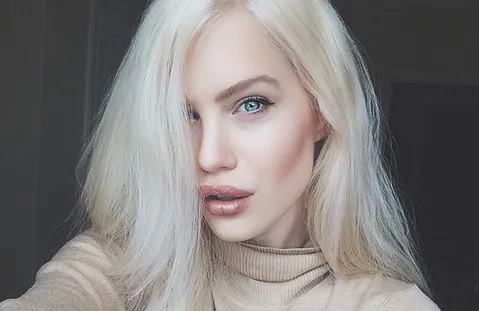 I s-a spus că e prea grasă ca să apară în revistele de modă. Cum arată modelul de la bust în jos