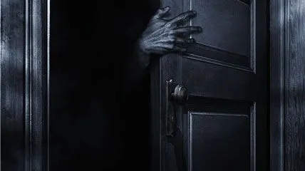 A auzit un zgomot în debara şi i s-a făcut frică. A dechis uşa şi a rămas îngrozită de ce a văzut