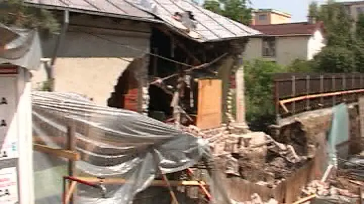 Dorei de Argeş, în acţiune. Au dărâmat peretele dormitorului unei bătrâne, dar lucrau la altă casă