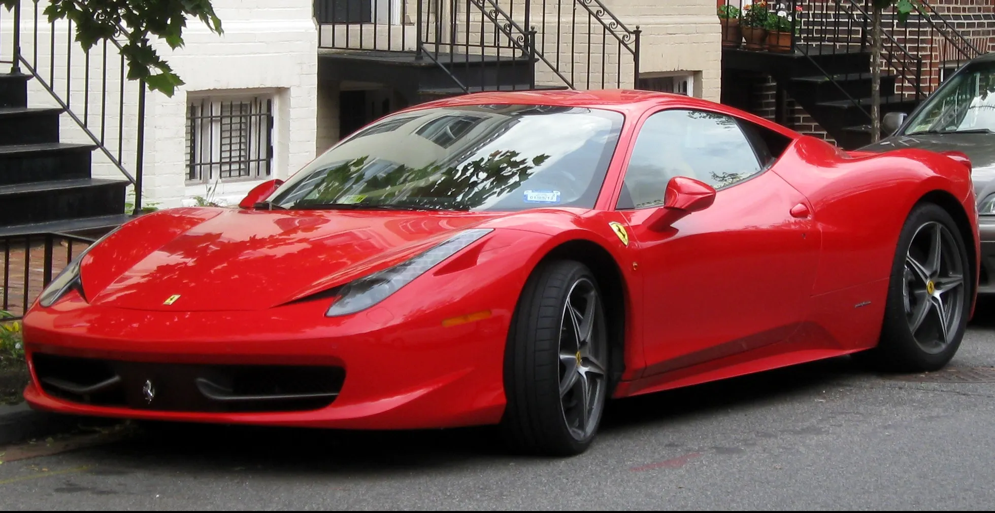 Şi-a incendiat Ferrari-ul de 400.000 de dolari în mod intenţionat. Motivul este uluitor