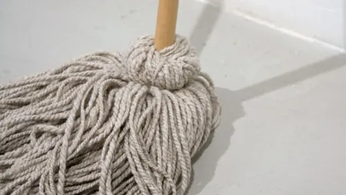 Salvare ca-n filme în China! O fetiţă de doi ani, ţinută în viaţă de un mop