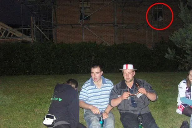 Detaliul înspăimântător apărut într-o fotografie a unui grup de prieteni. Ce înseamnă