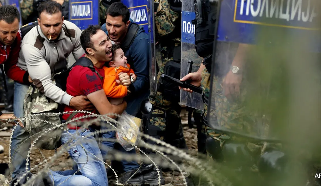 Soluţia extremă a Australiei pentru criza imigranţilor: ce sfătuieşte statele europene