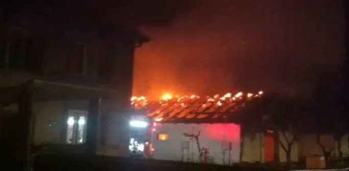 Un fulger a lovit o casă în județul Timiș. Incendiu violent