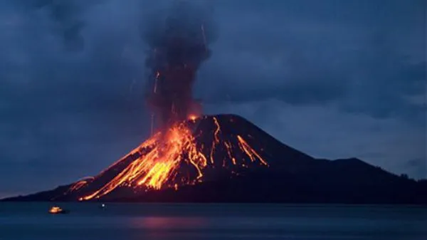 VIDEO Imagini spectaculoase cu vulcanul Piton de la Fournaise: A erupt a patra oară în acest an