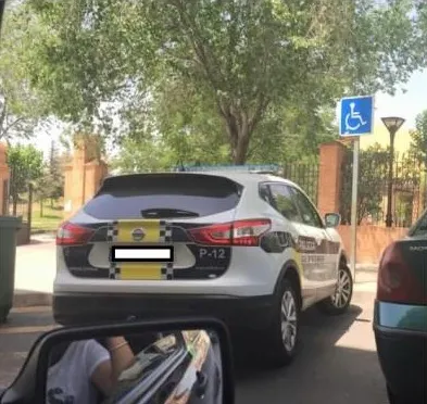 A fotografiat o mașină de poliție parcată pe un loc special. Ce a urmat e strigător la cer
