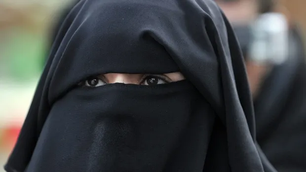 Românca acuzată de legături cu Statul Islamic, expulzată în România. Cine este femeia