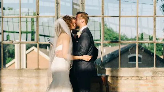 Mirele şi mireasa în centrul atenţiei! Un detaliu din fotografie schimbă situaţia