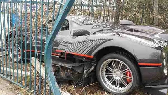 A făcut praf maşina neasigurată, în valoare de 1,4 milioane de euro a şefului său. Motivul e uluitor