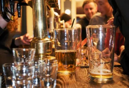 A mers la bar, dar a înlemnit! Stătea pe tejghea şi făcea asta! Imaginea care a încins internetul