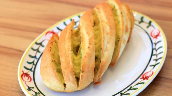 Cum să faci pâine acordeon cu brânză. Reţetă simplă şi delicioasă!