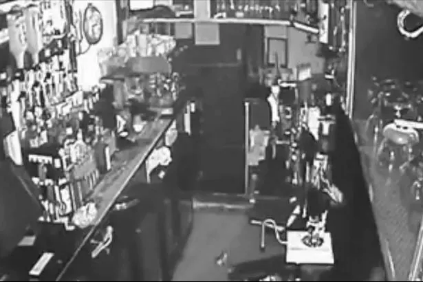 S-au uitat pe camerele de supraveghere din bar. Nu le-au crezut ochilor ce văd în imagini
