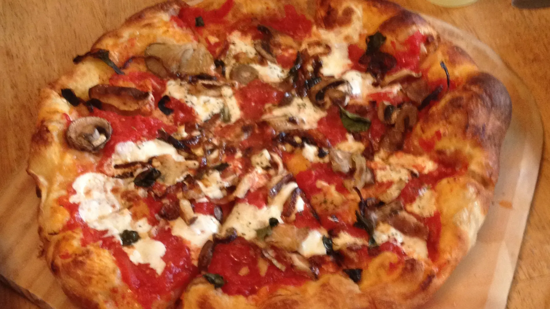 Şi-a comandat o pizza şi nu i-a venit să creadă ce a găsit. "L-am salvat"