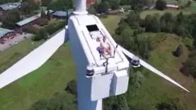 Un britanic face plajă pe o turbină eoliană