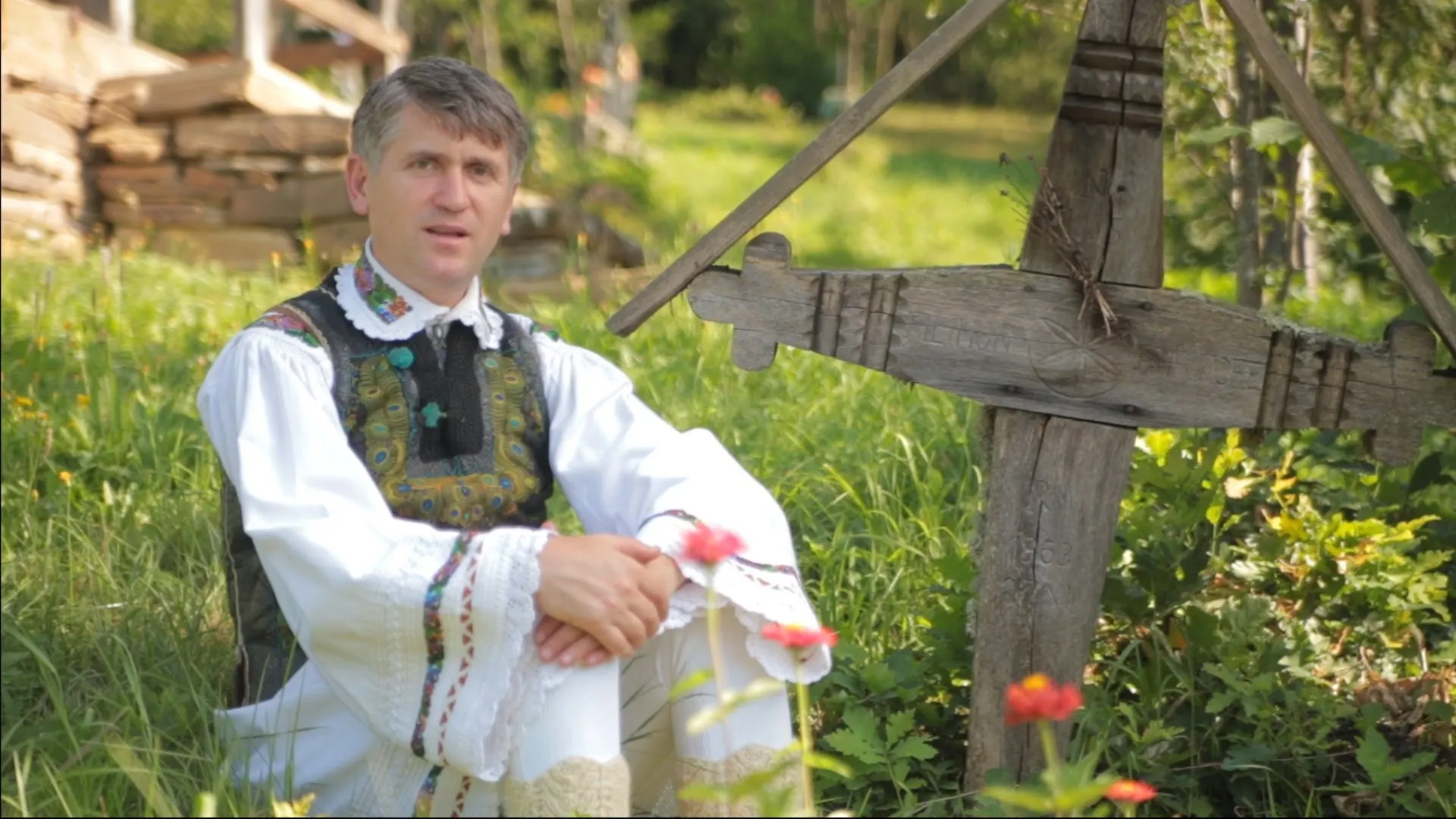 Un cântăreţ de muzică populară din România are un număr unic la maşină - FOTO
