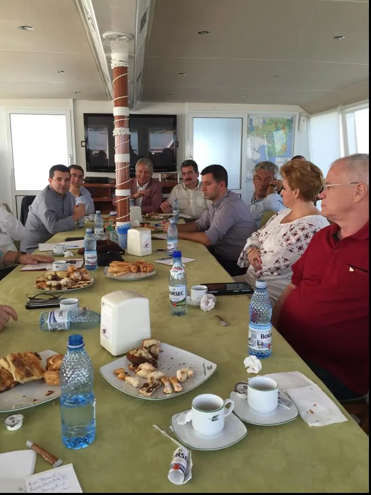 Ponta şi-a scos miniştrii în Deltă! Teambuilding, cu pişcoturi,  pe şalupă!
