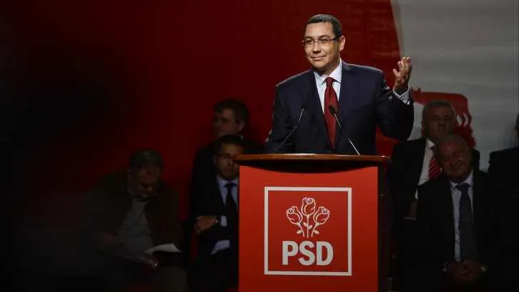 Imagini rare. Victor Ponta, într-o cramă, fotografiind sticle de vin alături de premierul Georgiei