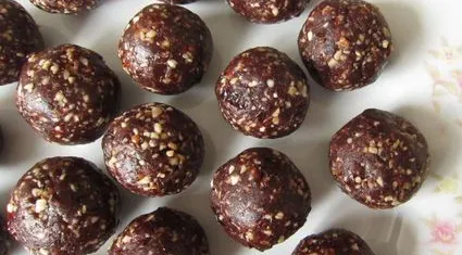 Reţetă de trufe raw-vegan din fructe uscate, marinate uşor