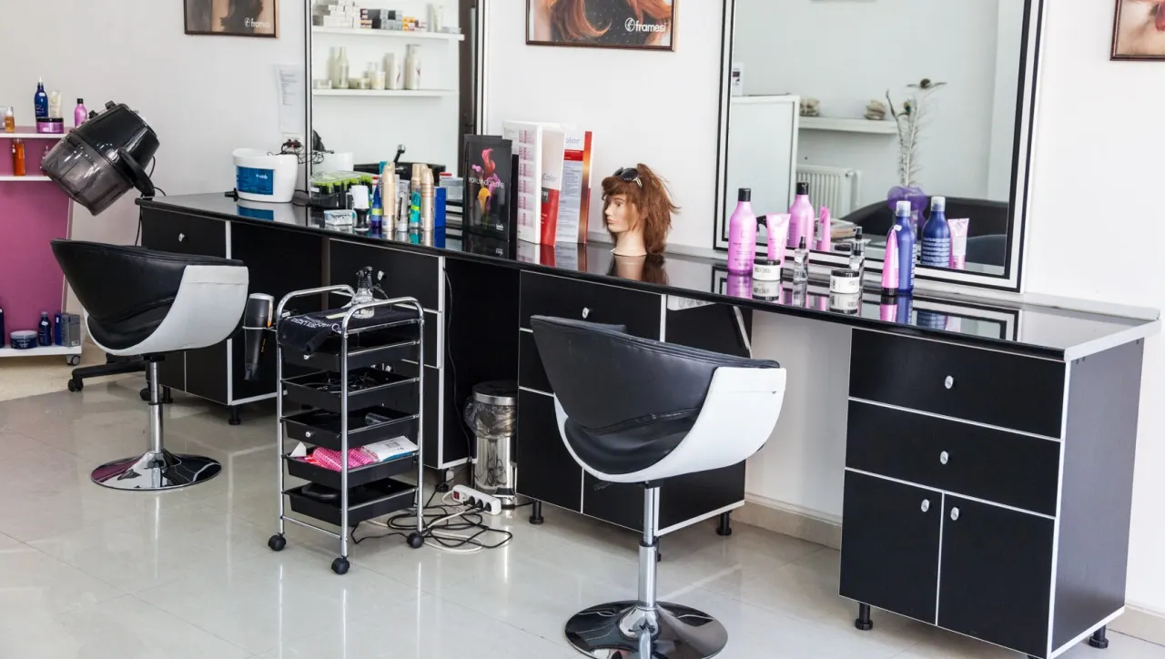Reacția violentă a unei femei când descoperă cu ce tunsoare a plecat de la salon