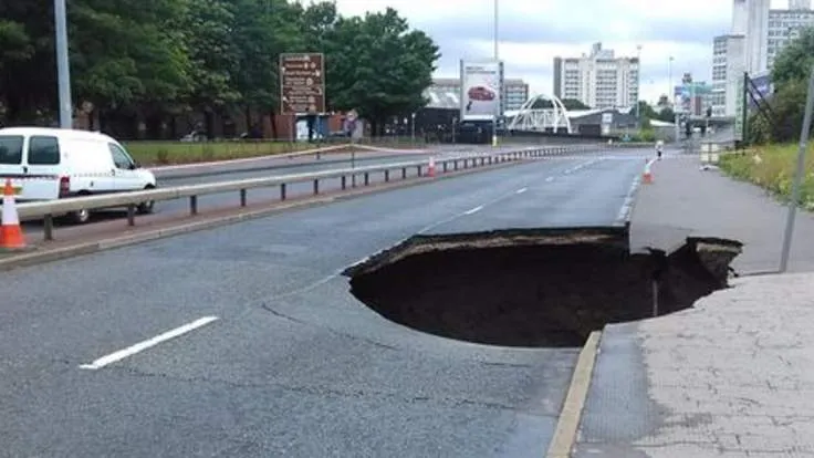 Groapă uriaşă adâncă de 12 m, apărută pe o stradă principală! Circulaţia a fost deviată