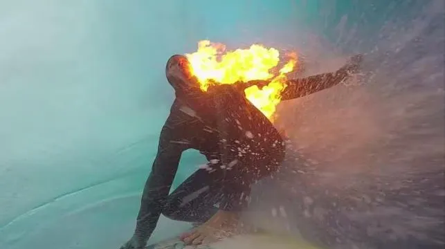 A vrut să facă show și s-a aruncat în valuri în flăcări. Cascadorie inedită realizată de un surfer