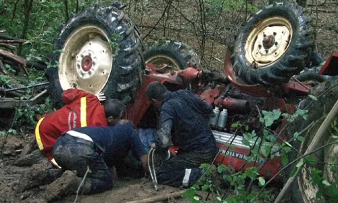 Un bărbat s-a răsturnat cu tractorul în Caraş Severin. Poliţiştii, uluiţi când au văzut cine e omul