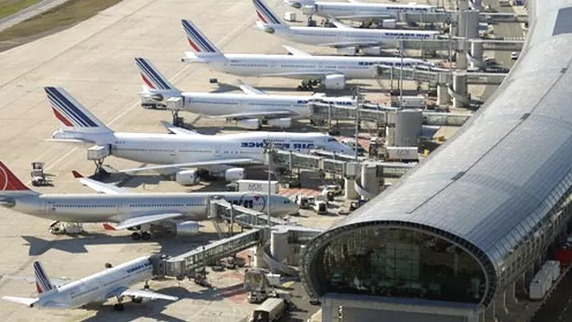 Controlorii de trafic aerian ameninţă cu greva generală. Zeci de zboruri ar putea fi blocate