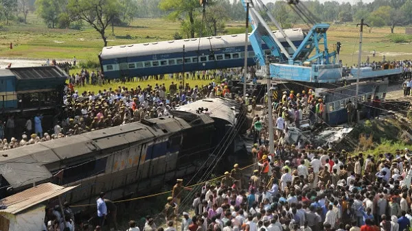TRAGEDIE în India: Cel puţin 20 de morţi, după deraierea a două trenuri din cauza inundeţiilor