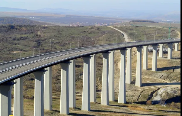 Ploile fac noi găuri în viaductul de pe autostrada Sibiu-Orăștie. Pericol iminent, spun specialiștii