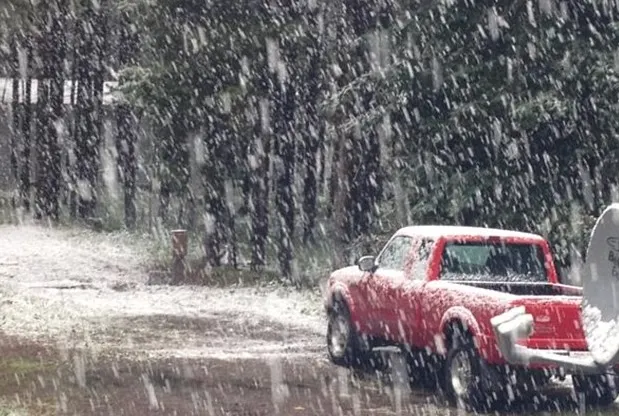 Zăpadă în toiul verii! A nins ca-n poveşti! Fenomenul bizar care-i pune pe gânduri pe meteorologi 