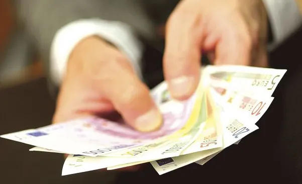 Românii din diaspora se opun impozitului obligatoriu de 792 lei pe care-l vor plăti din 2016