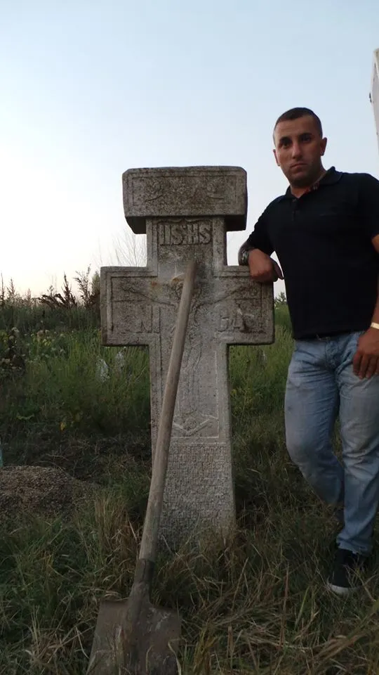 Ce a apărut pe terenul destinat moscheii din Capitală: o cruce de piatră, de doi metri şi 1200 de kg