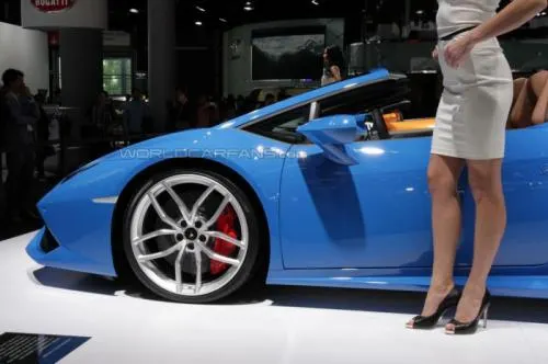 Salonul auto Frankfurt 2015. Modelele feminine au eclipsat bolizii