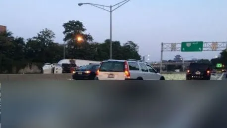 Accident inedit pe autostradă. Încărcătura dintr-un camion s-a împrăștiat pe șosea