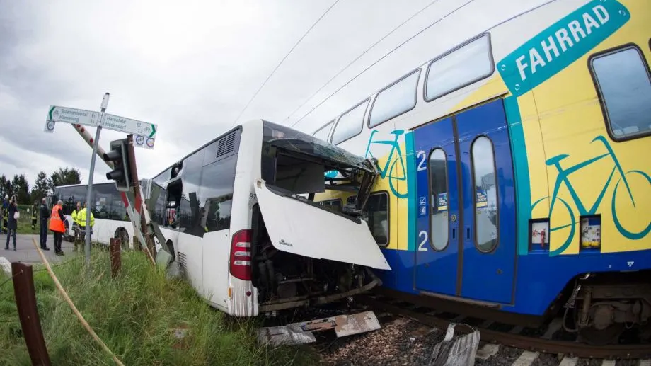 VIDEO ŞOCANT. Autocar şcolar, lovit de tren. Şoferul a reuşit să salveze toţi copiii