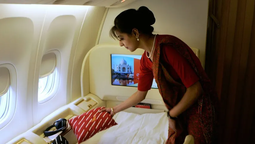 Prea grase ca să zboare cu avionul. Air India a concediat 125 de stewardese plinuțe