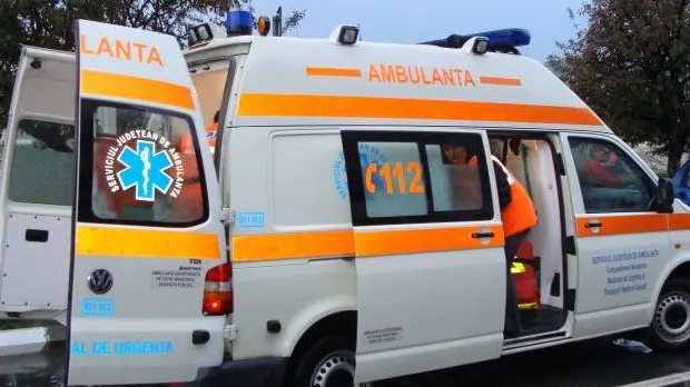O fetiță de trei ani a ajuns de urgență la spital, după ce a căzut într-un cazan cu țuică fiartă