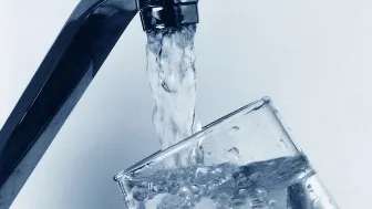 Cât de bine este să bei doi litri de apă pe zi. Ce spun cercetătorii