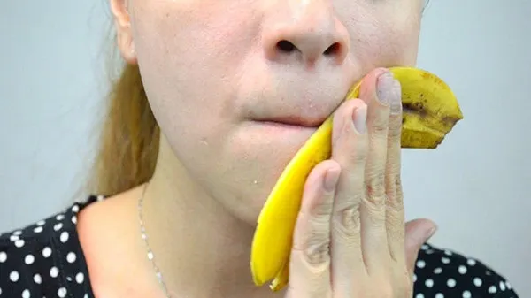 Aplică o coajă de banană pe piele şi ceva minunat se va întâmpla!