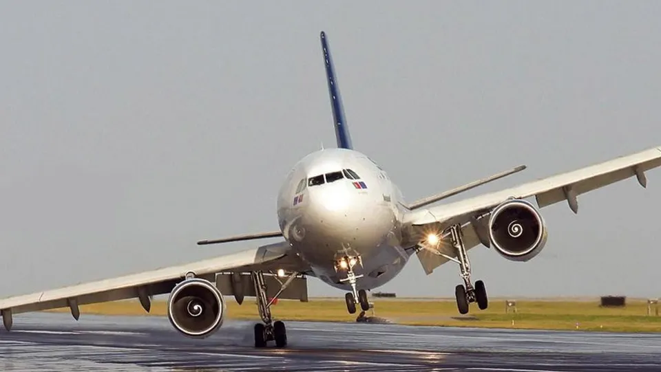 Un pilot a amânat aterizarea în ultima clipă, din cauza unui OZN. Ce au văzut oamenii pe cer