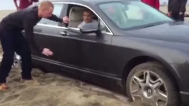 Un şofer a intrat cu Bentley-ul pe plajă. Cum s-a încheiat "aventura" lui