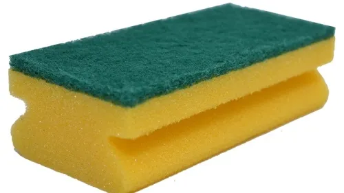 Taie un burete de vase pe jumătate. Acum uite ce urmează