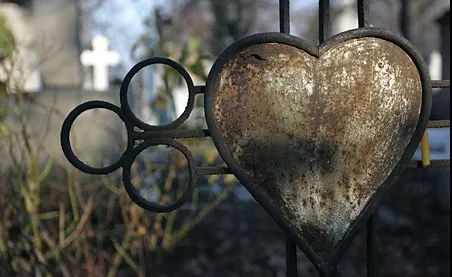 Un francez a fost ademenit de o doljeancă în cimitir. Nu se aștepta să se întâmple asta