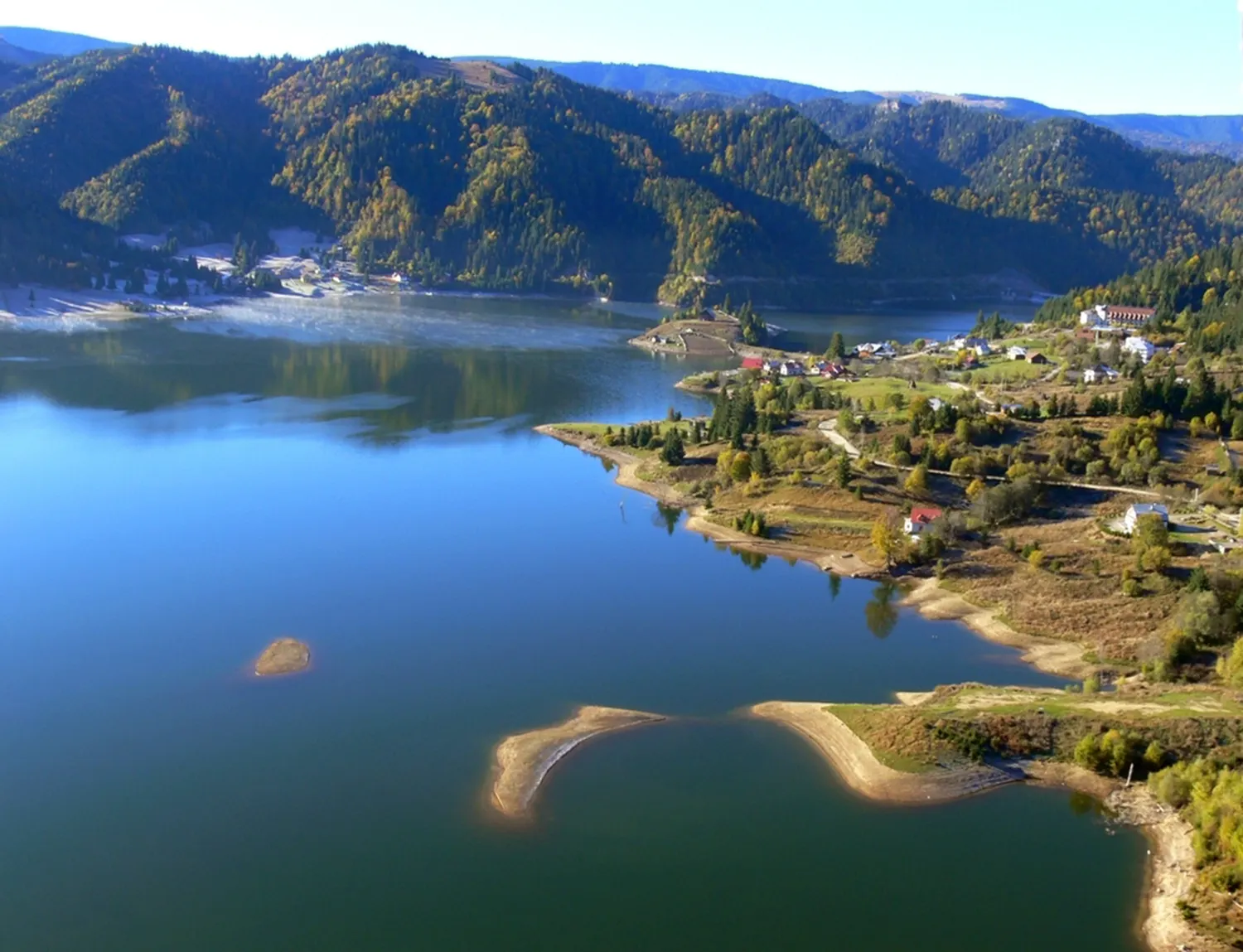 Lacul din Carpaţii Orientali unde poţi avea o vacanţă ca în Grecia